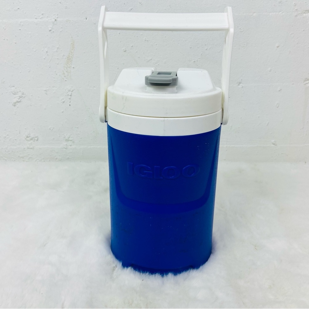 NWOT Igloo Royal Blue and White travel Carry Jug
